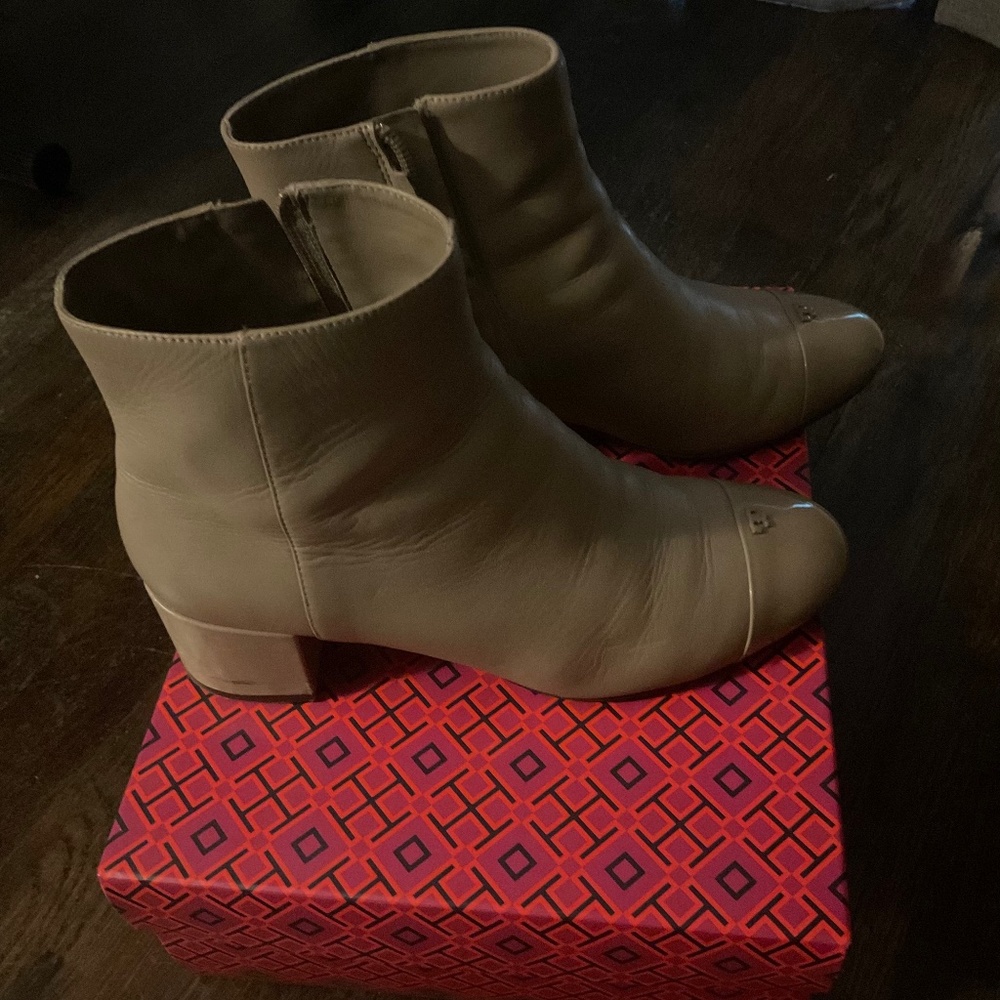 Tory Burch Shelly 50 mm bootie, grey, size 7.5